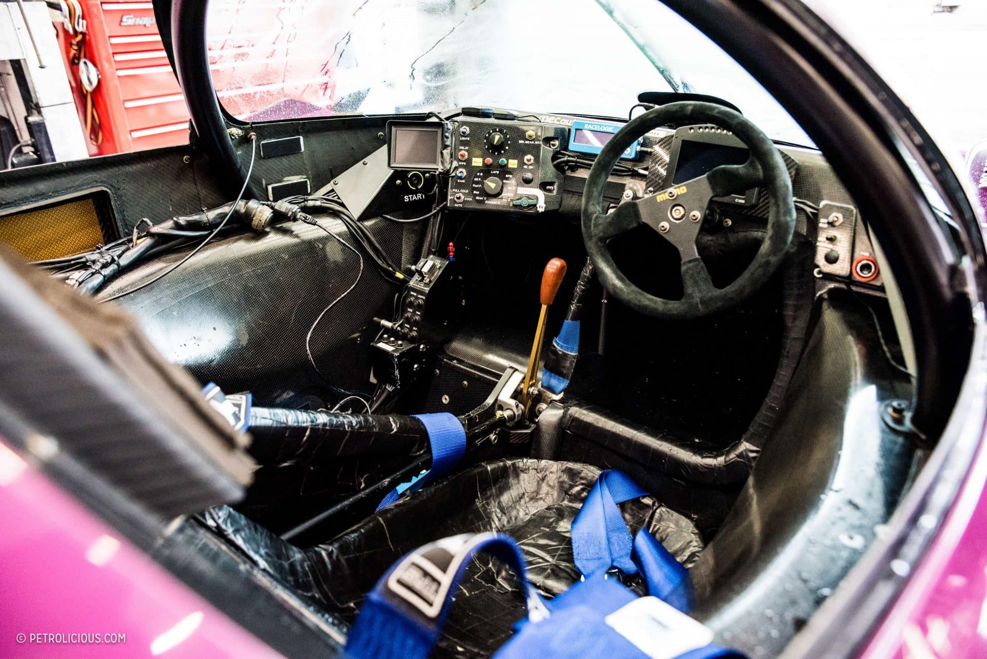 L'interno dell'abitacolo. Credit: petrolicious.com