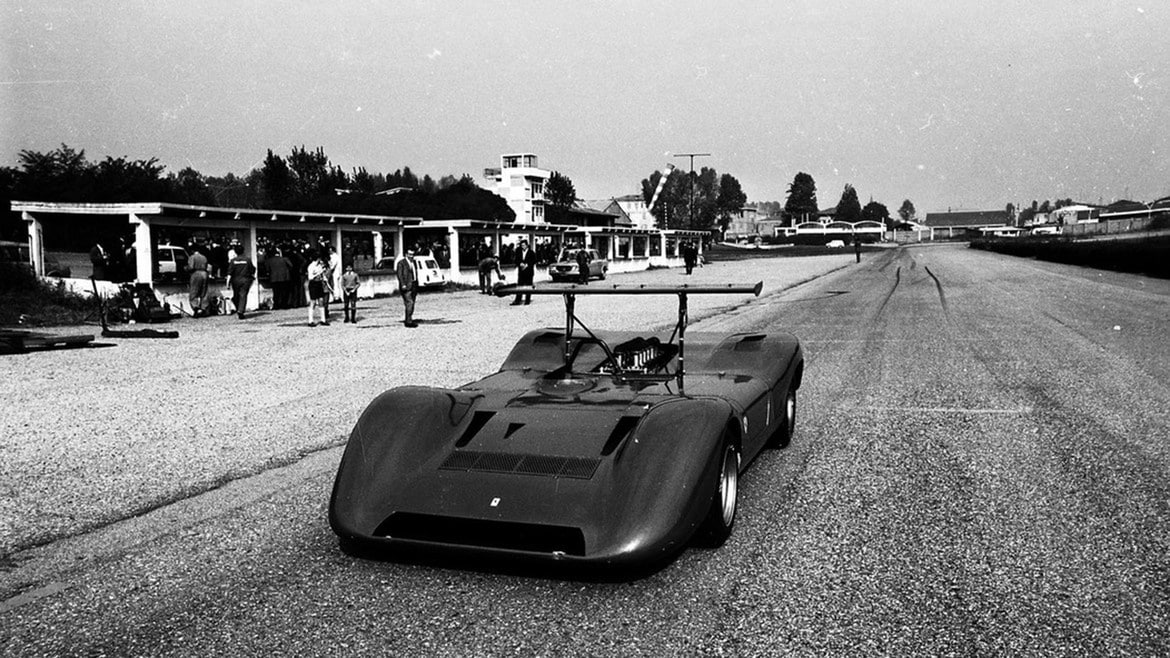 Immagine in cui si nota la vistosa ala superiore. Credit: ferrari.com