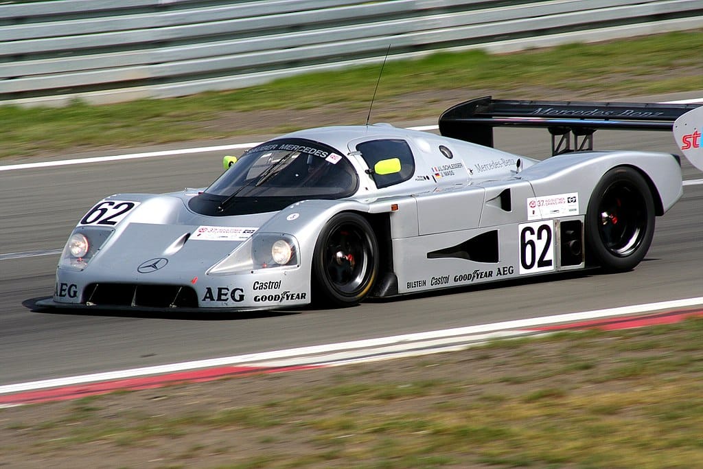 Foto laterale della Sauber C9, in cui si nota la presa d'aria NACA, laterale in basso, e l'alettone posteriore. Credit: Wikipedia, Lothar Spurzem