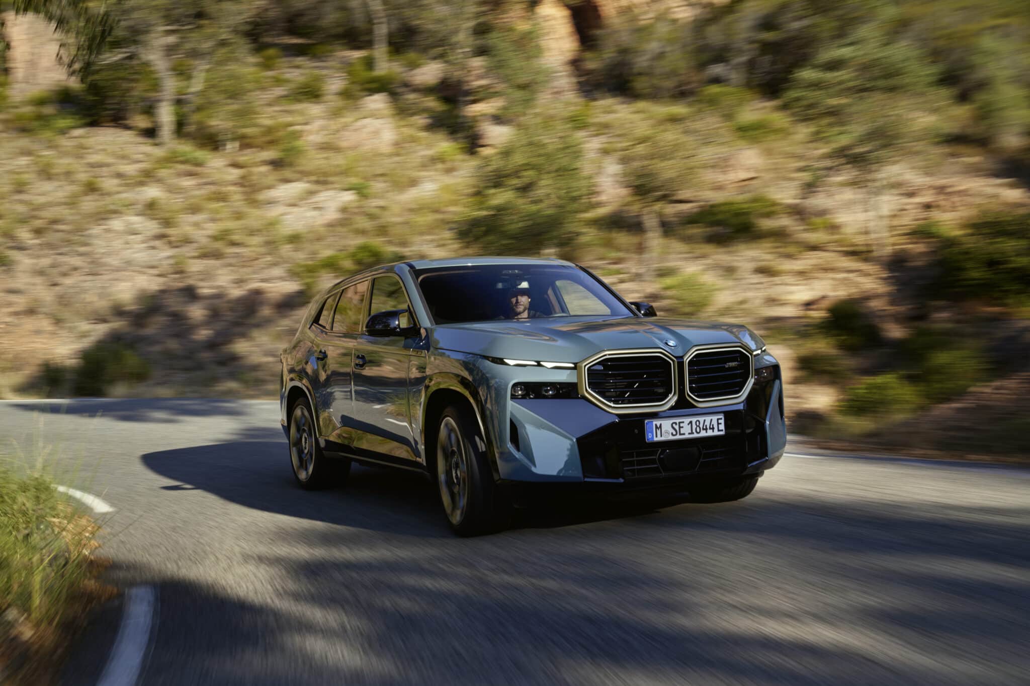 Nuova BMW XM: ecco l'inedita mega suv ad alte prestazioni ibrida plug-in