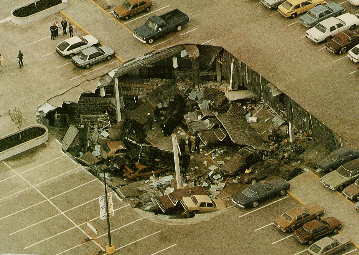 Il crollo del parcheggio interrato avvenuto a Burnaby nel 1988 a causa del buckling di una trave. (Fonte: pressbooks.bccampus.ca)