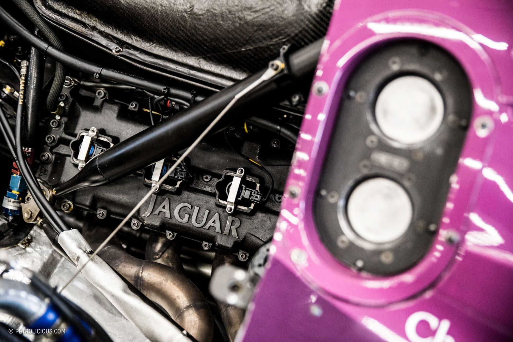 Il motore della Jaguar XJR-14. Credit: petrolicious.com