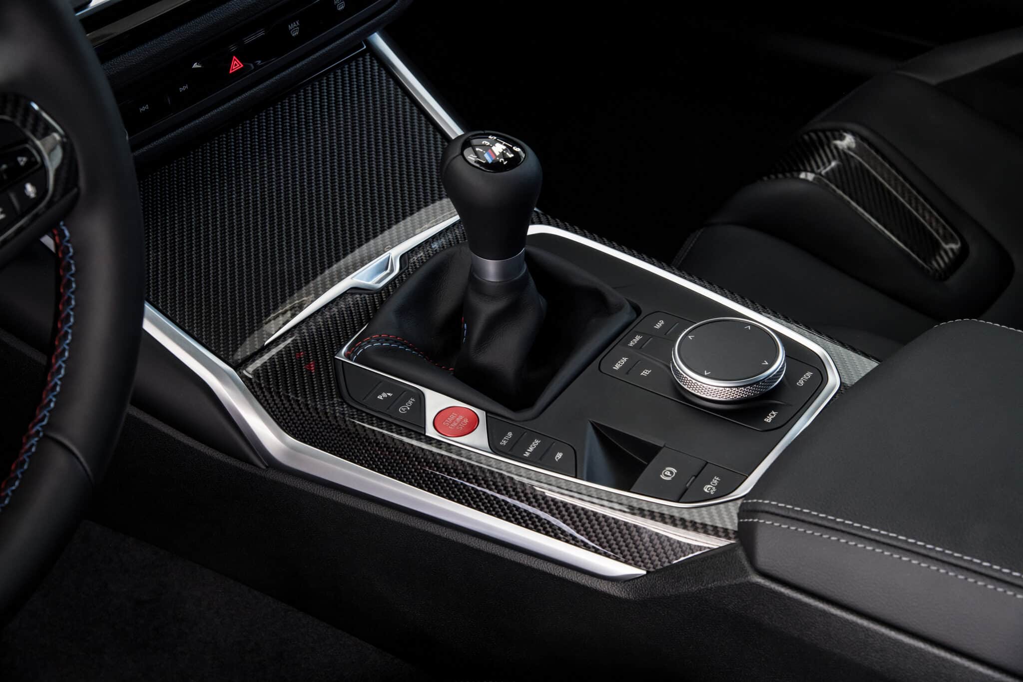 La leva del cambio manuale della nuova BMW M2 2023