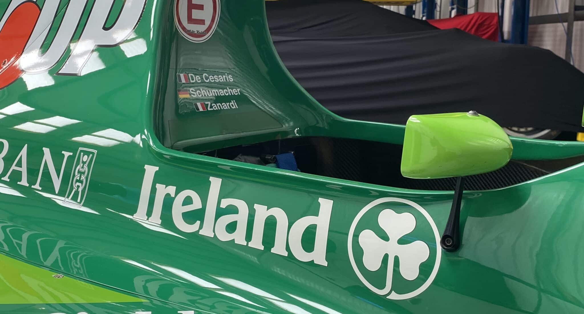 L'adesivo simbolo del Ministero del Turismo irlandese. Credit: speedmastercars.com