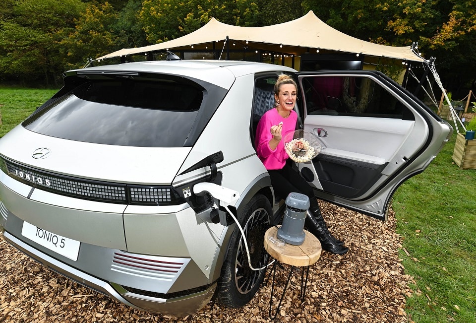 L'auto alimenta l'Hotel e anche una macchina per fare caffé e pop corn - Crediti foto: Doug Peters/PA Wire.