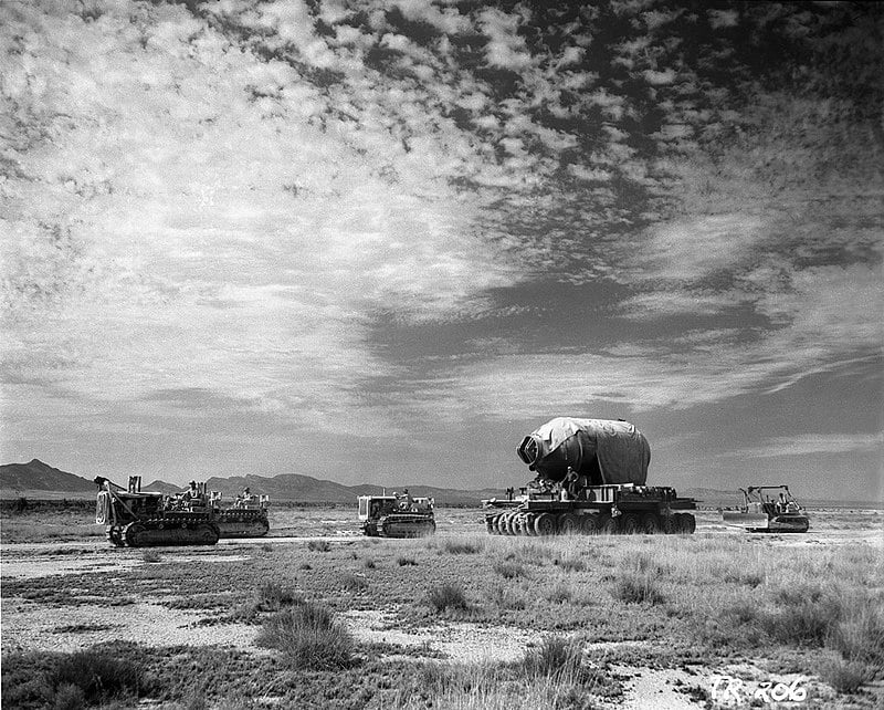 La prima bomba atomica, The Gadget, nel suo involucro Jumbo, mentre viene trasportata sul sito del primo test nucleare, a Alagomordo, New Mexico (16 giugno 1943). Credits: United Stated Department of Energy.