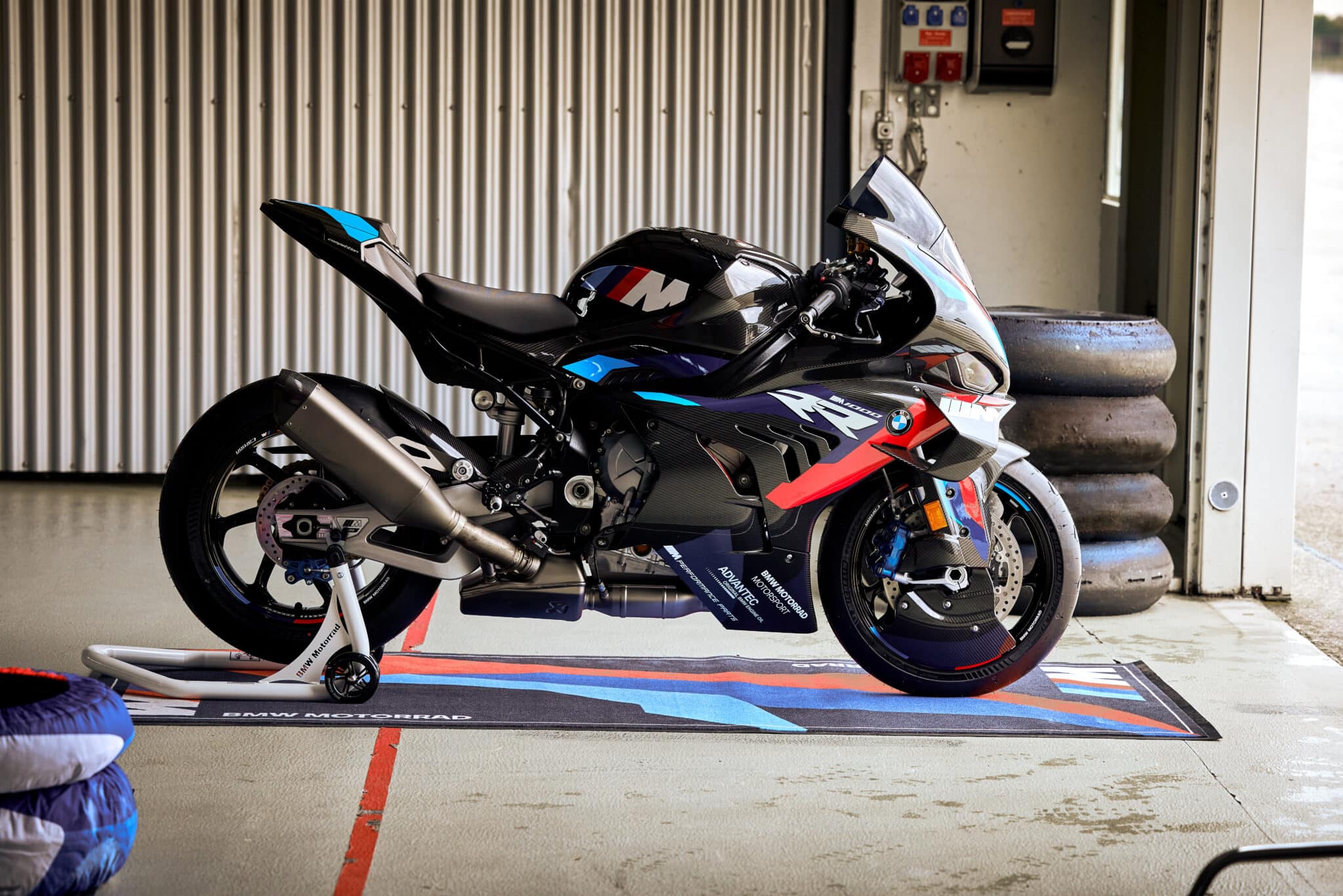 BMW M 1000 RR 2023: aumenta la velocità massima e migliora l'aerodinamica
