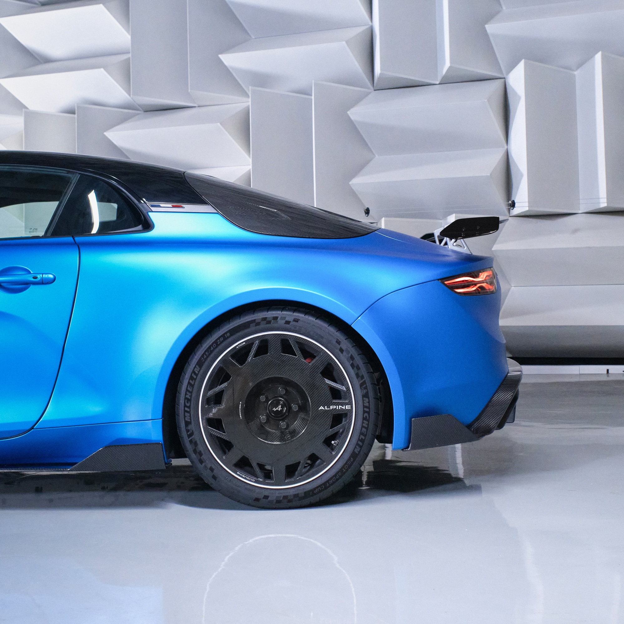 Alpine 110: ecco la versione più estrema R pensata per la guida in pista