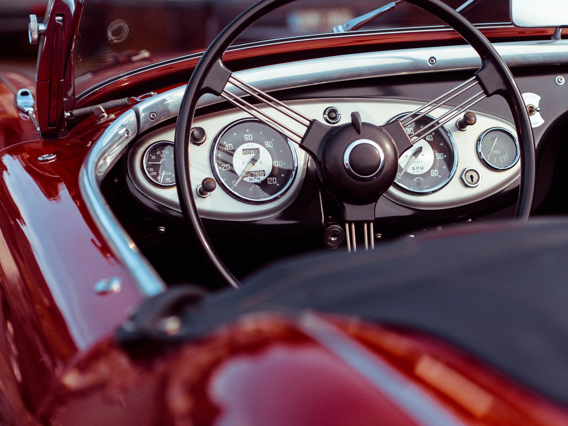 Il volante di un'auto d'epoca