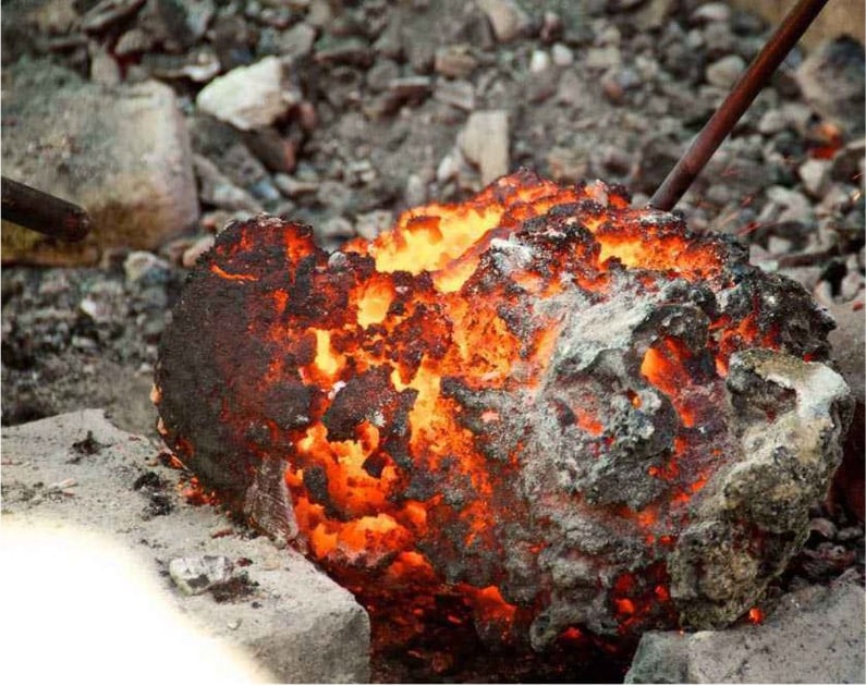 Spugna di ferro, anche detta bluma, si ottiene per riduzione del minerale con carbone di legna. Con il successivo processo di martellatura si eliminano ulteriormente le impurità. Credits: Università degli Studi di Siena.