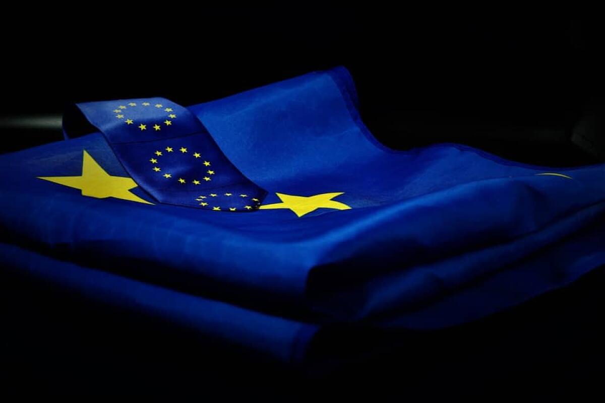 Patto di stabilità e crescita: presentata oggi la modifica dalla Commissione Europea - Bandiera europea