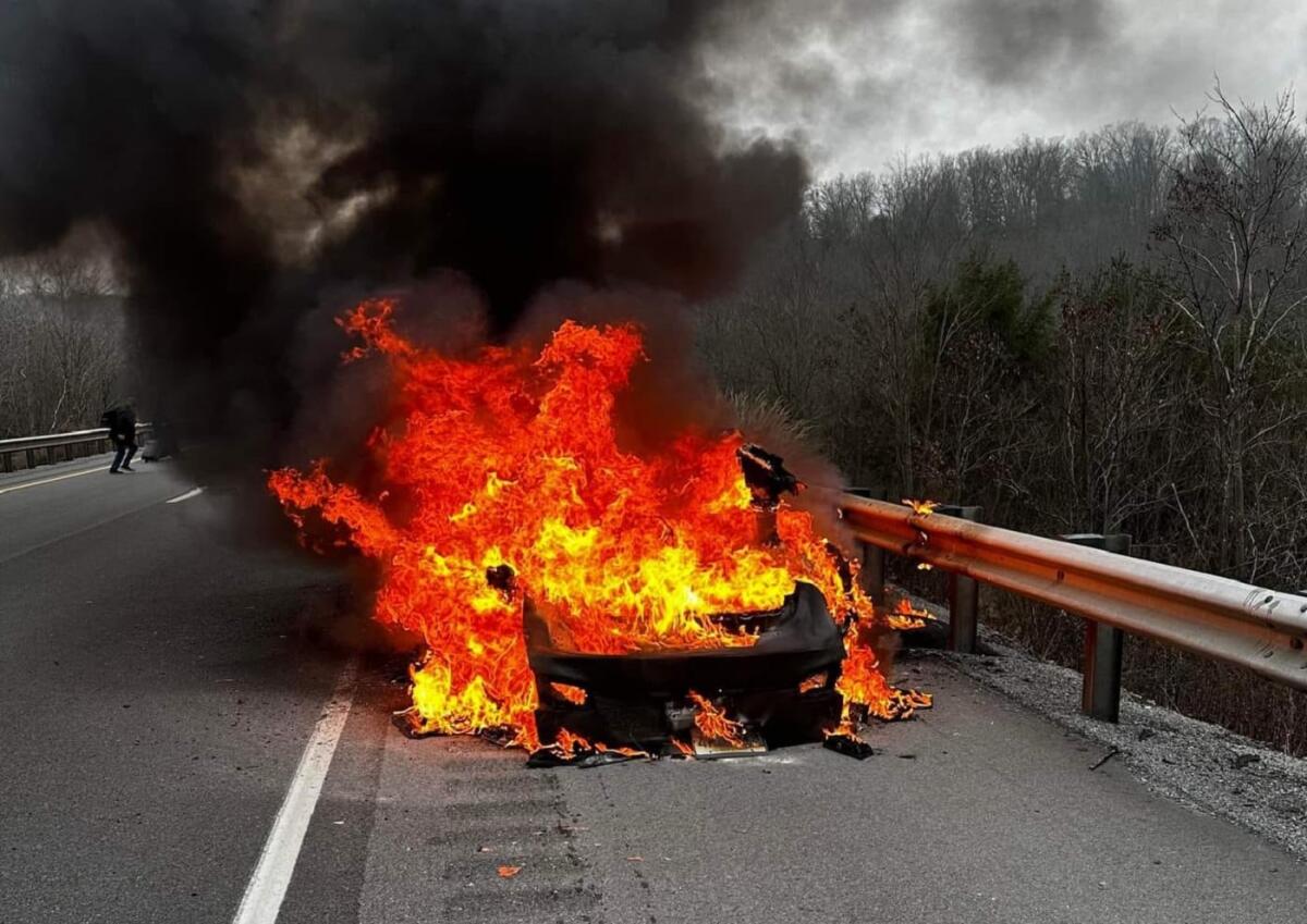 Tesla Model S a fuoco: usati 45 mila litri di acqua per spegnere l'incendio - 