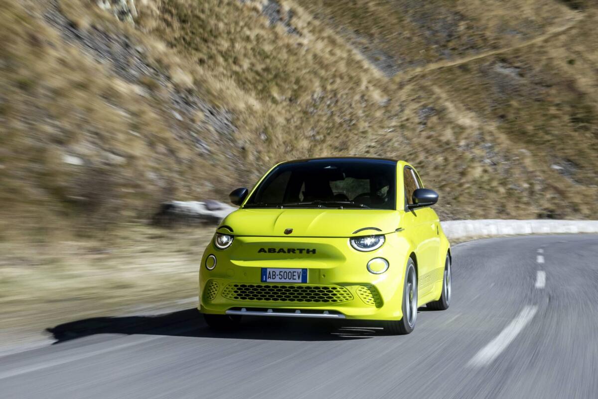 Nuova Abarth 500e: inizia la nuova era dello Scorpione - 
