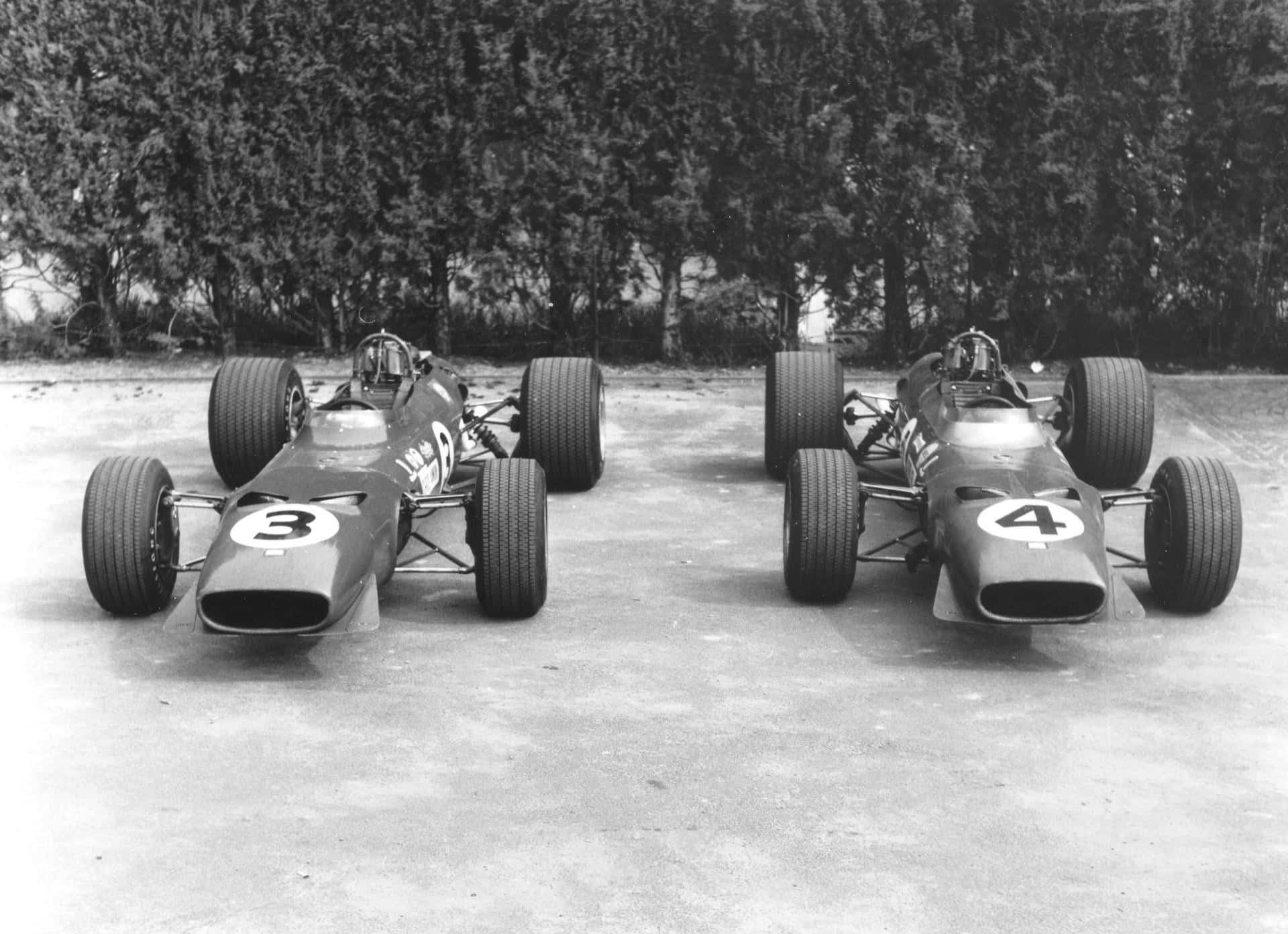 Immagine frontale in cui si notano gli schemi delle sospensioni anteriori e posteriori. Credit: ferrari.com