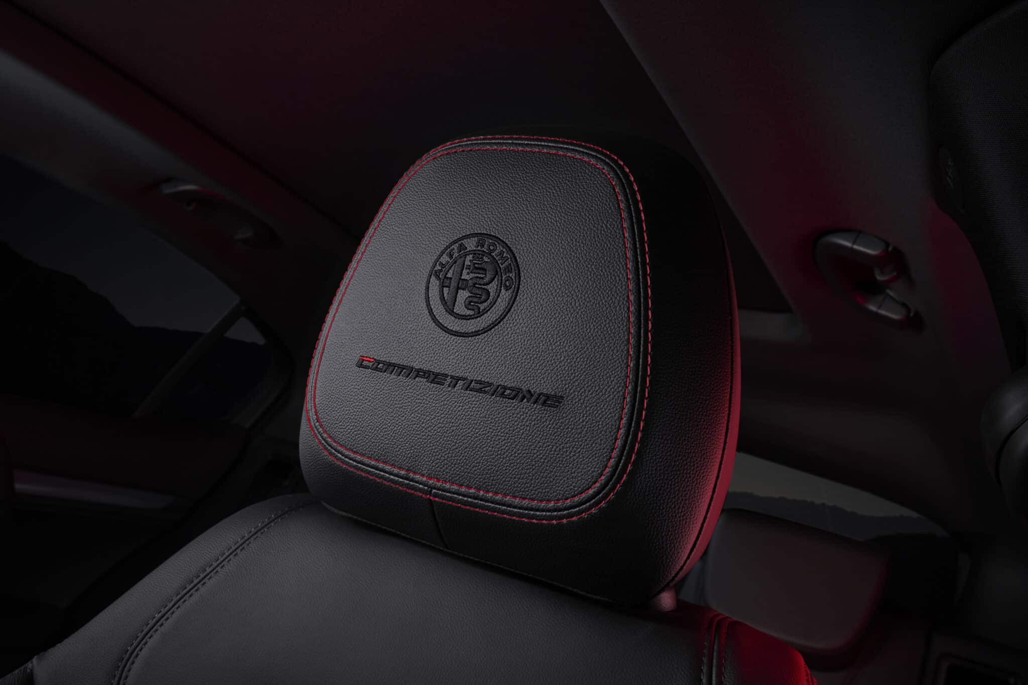 Dettagli poggiatesta versione Competizione Alfa Romeo Giulia