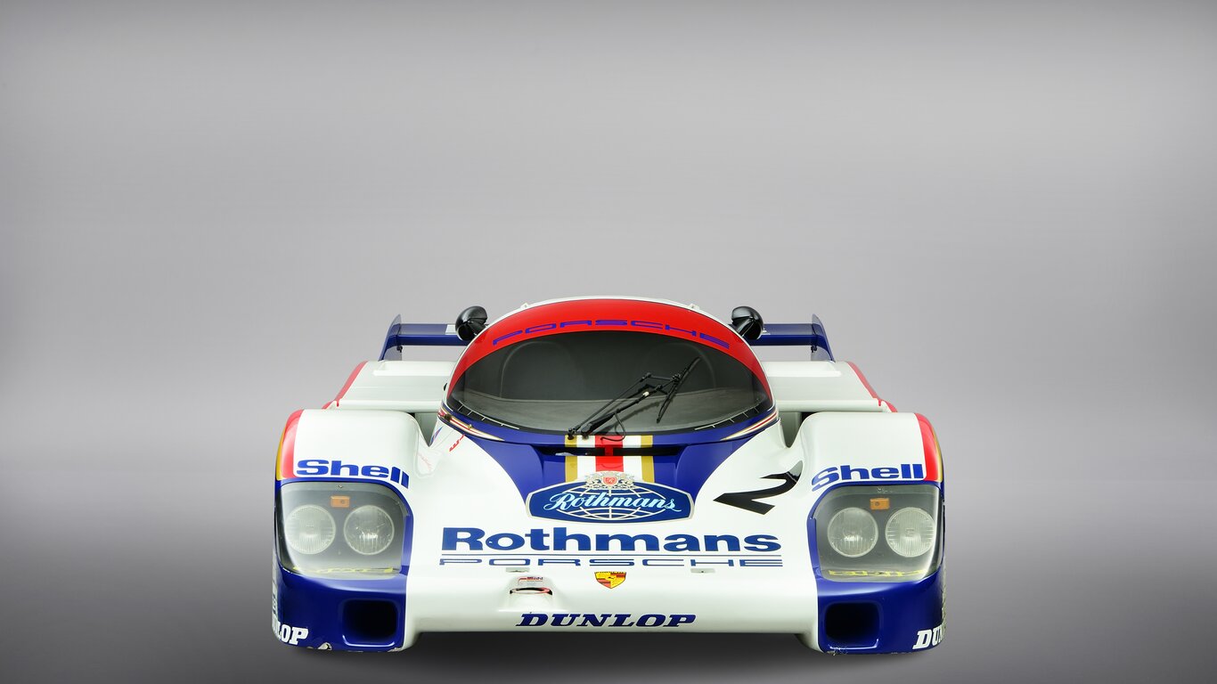 Il frontale della Porsche 956 dove si nota il canale centrale per convogliare l'aria verso le prese. Credit: media.porsche.com
