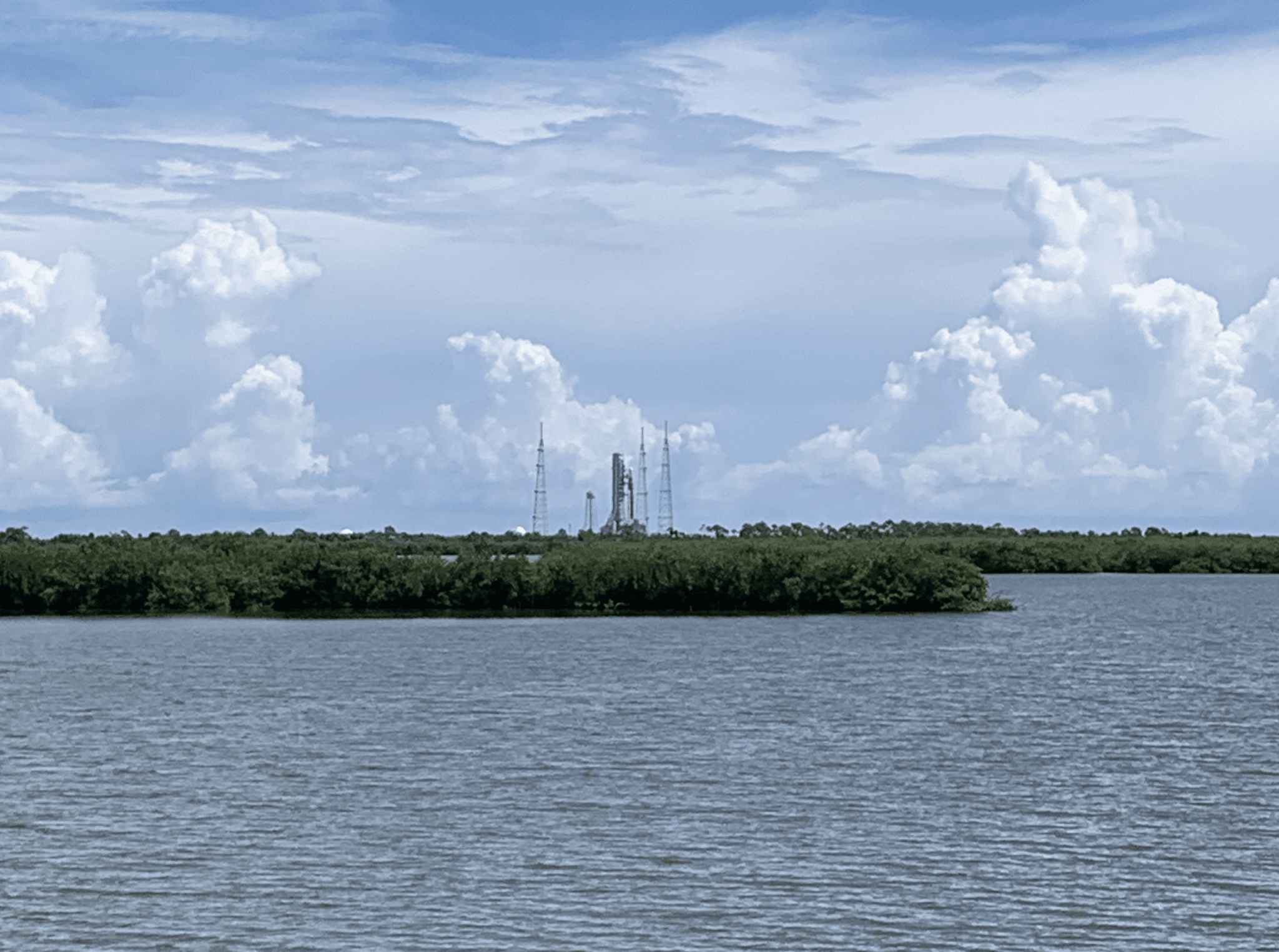 L'SLS visto dal Kennedy Space Center Visitor Complex lo scorso 5 settembre. Credits: Heidi Garcia - Close-up Engineering.