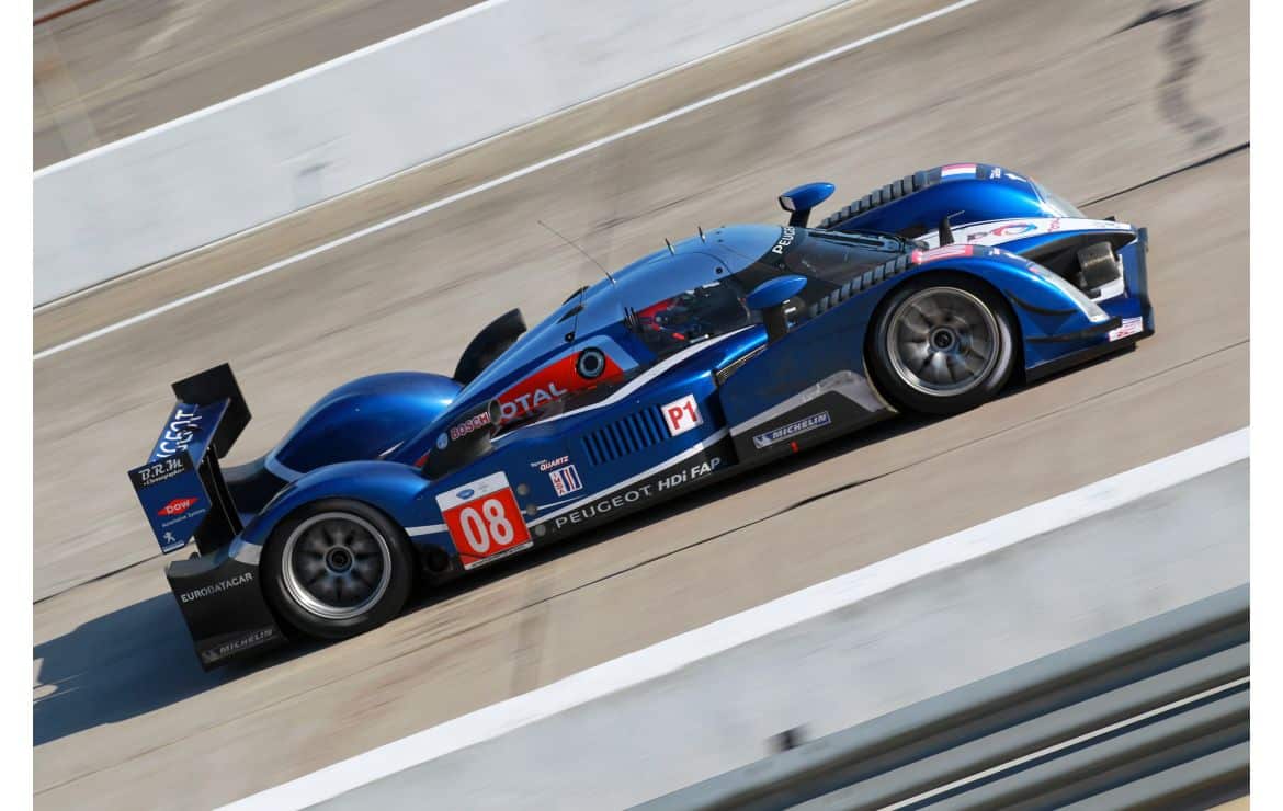 Carlos Tavares alla guida della Peugeot 908 Hdi-FAP. Credit: media.stellantis.com