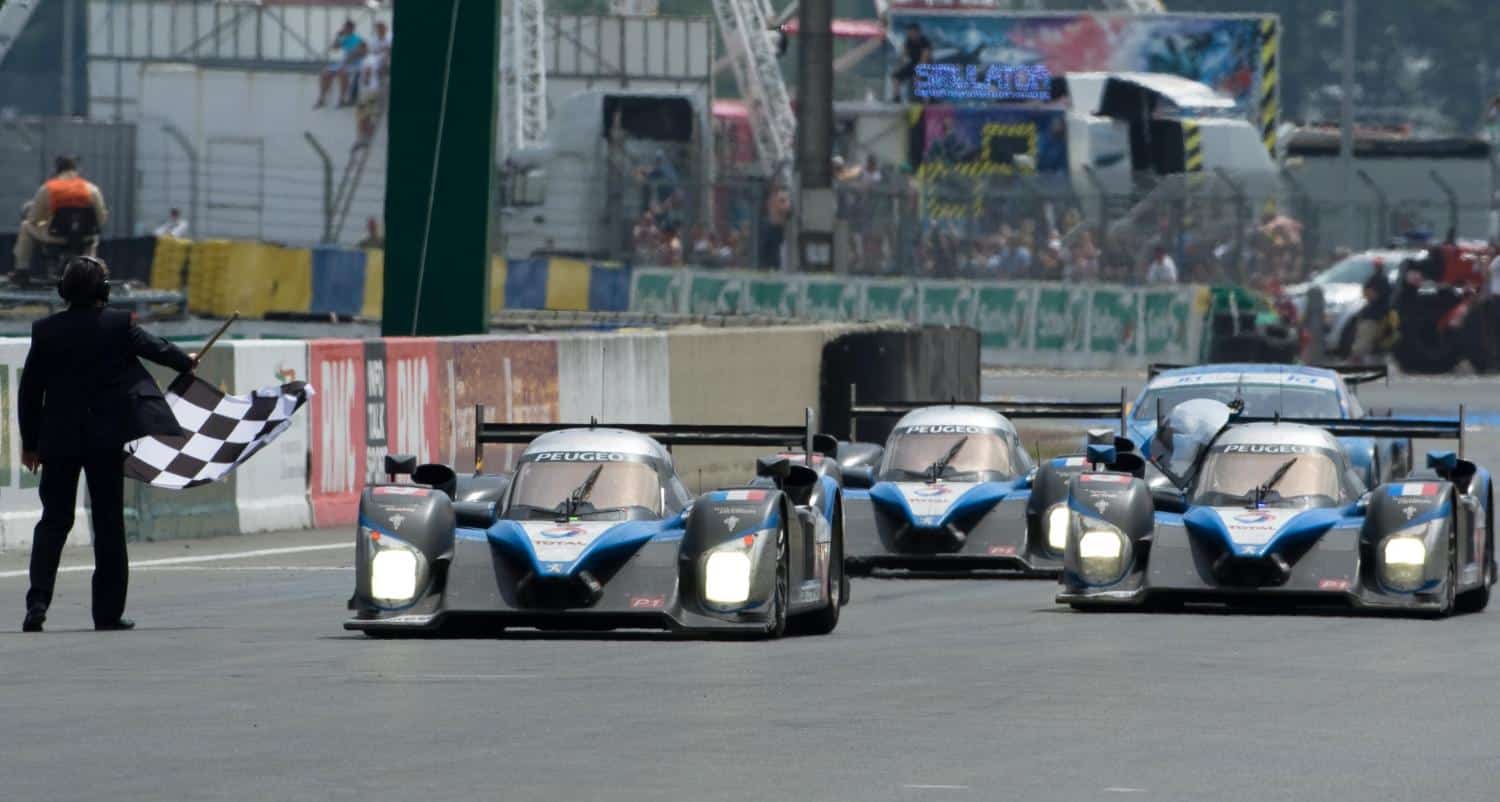 Le Peugeot trionfanti a Le Mans 2009. La terza vettura nella foto, in realtà, è classificata sesta ma giunge in parata per la foto di rito. Credit: 24h-lemans.com