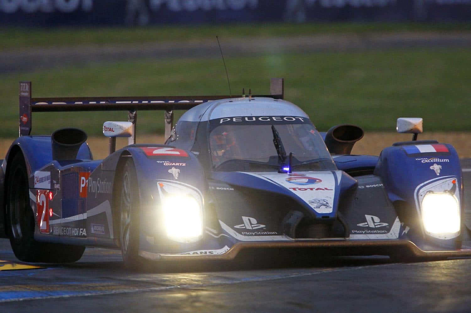 La Peugeot 908 HDi FAP, vettura da cui deriva l'ala posteriore della Peugeot 208 T16 Pikes Peak. Credit: 24h-lemans.com