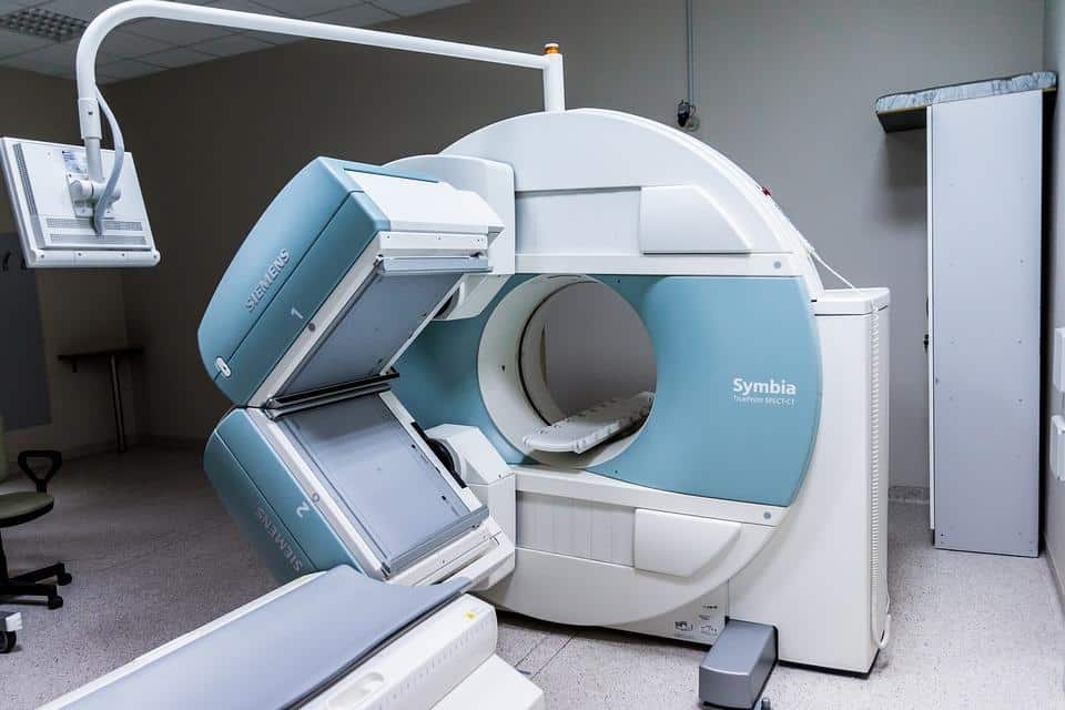 Un comune macchinario utilizzato per l'esame di RMN: il lettino con il paziente entra in una cavità circolare che ricopre la parte del corpo interessata dall'esame.