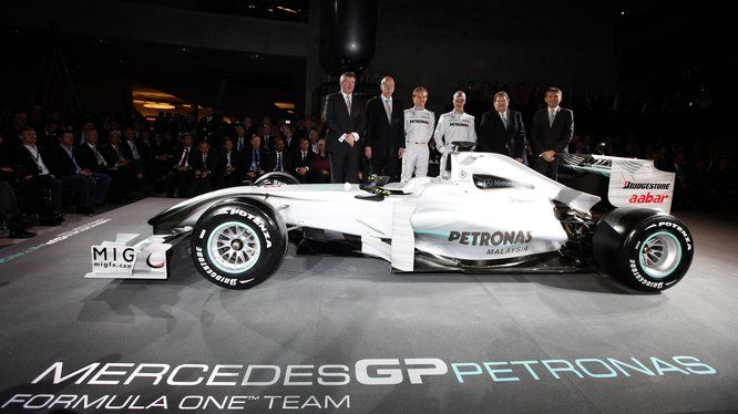 La presentazione della livrea per la MGP W01 con la presenza di Ross Brawn, dei piloti e dei dirigenti della squadra. Credit: mercedesamgf1.com