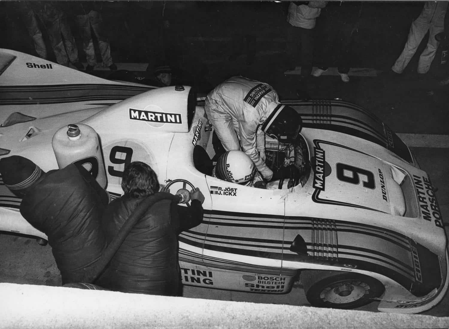 Reinhold Joest alla guida di una Porsche 936 Martini Racing. Credit: 24h-lemans.com