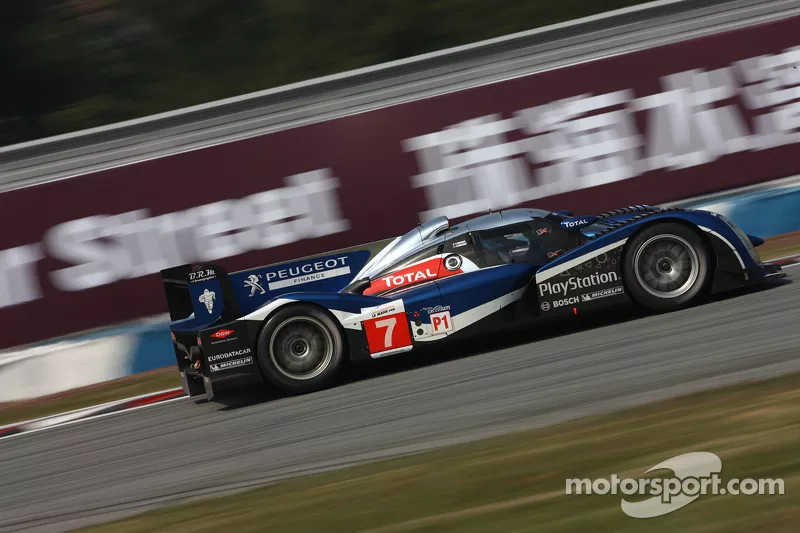 Immagine laterale della Peugeot 908 in cui si notano la cellula centrale e le linee della vettura. Credit: fr.motorsport.com