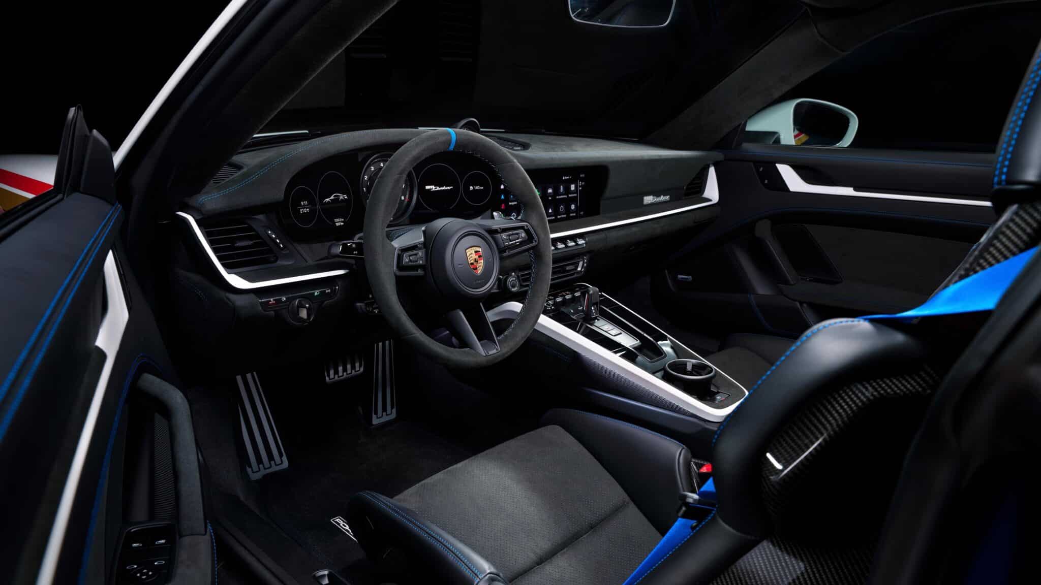 Gli interni della Porsche 911 Dakar