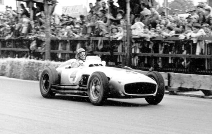 Juan Manuel Fangio alla guida della Mercedes-Benz W 196 R nel 1954. Credit: mercedesamgf1.com
