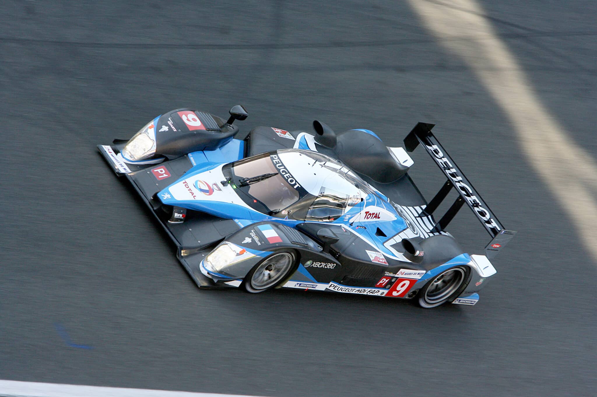 Marc Gené, uno dei famosi piloti Peugeot, alla guida della 908 Hdi-FAP durante la 24 Ore di Le Mans 2009. Credit: lemans.com