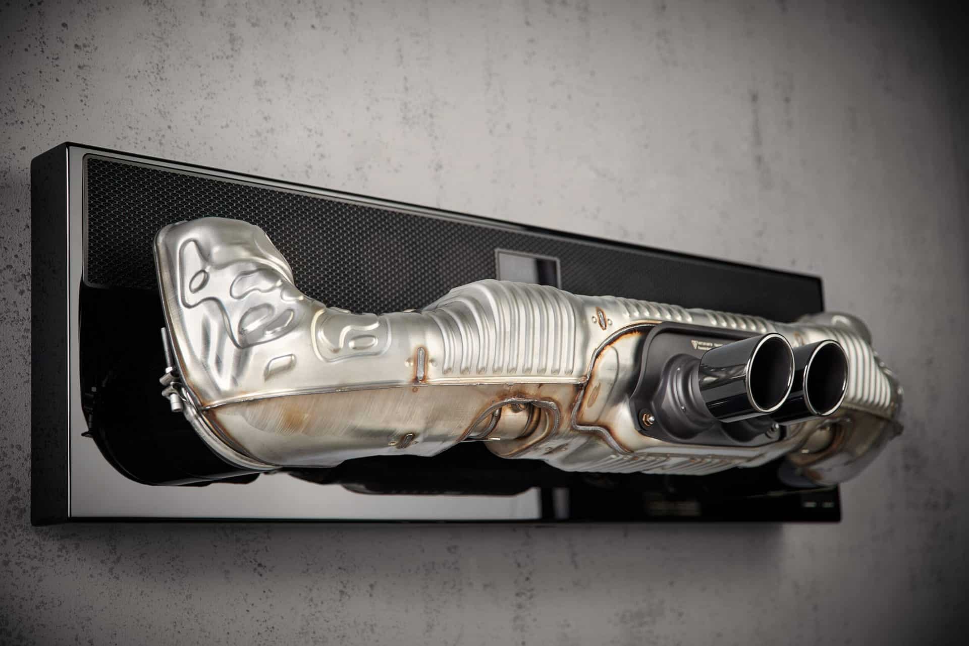 L'altoparlante di fascia alta che utilizza un impianto di scarico vero proveniente da una Porsche 911 GT3