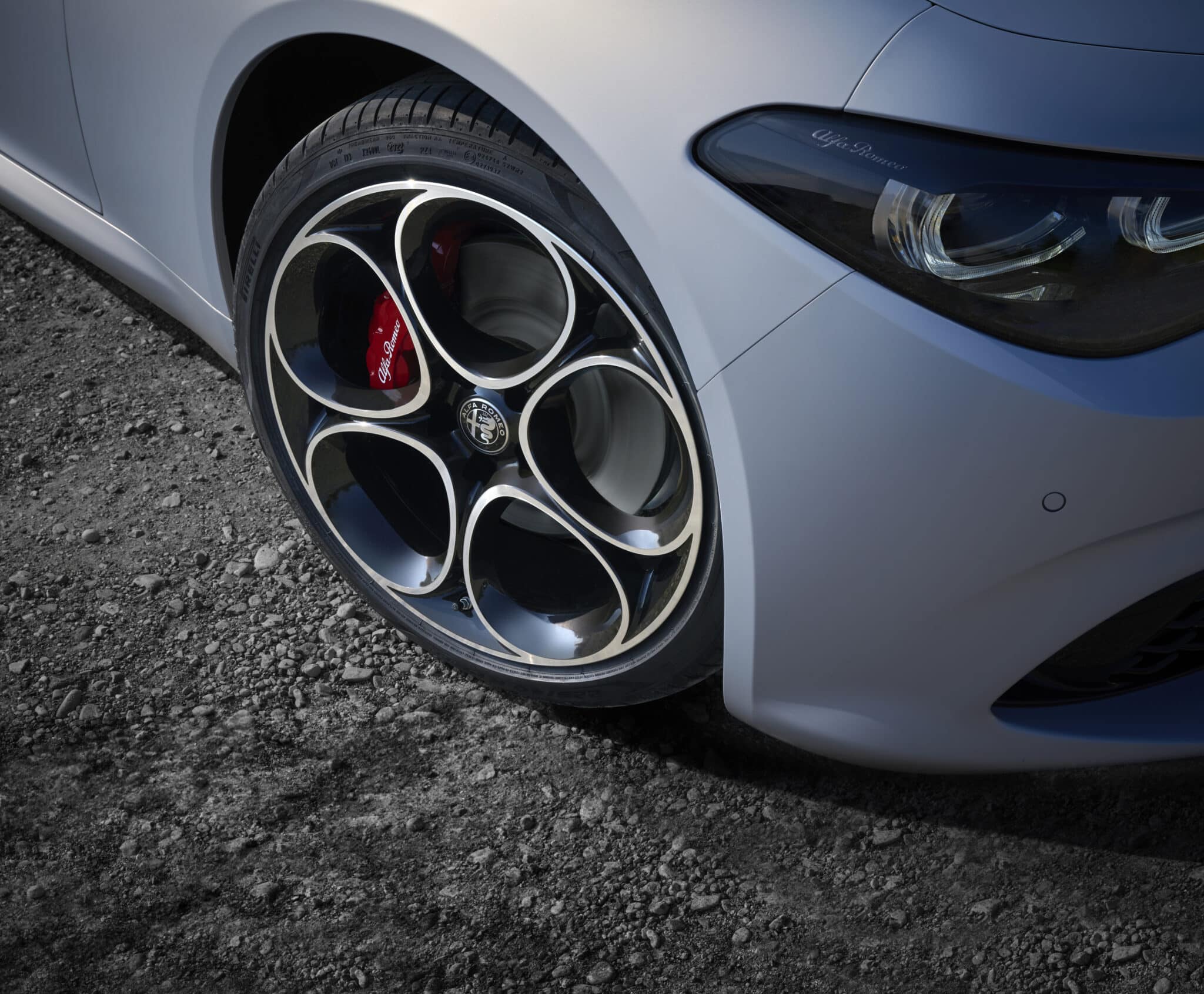 Alfa Romeo Giulia e Stelvio: arriva il restyling 2023 con fari a LED e più tecnologia