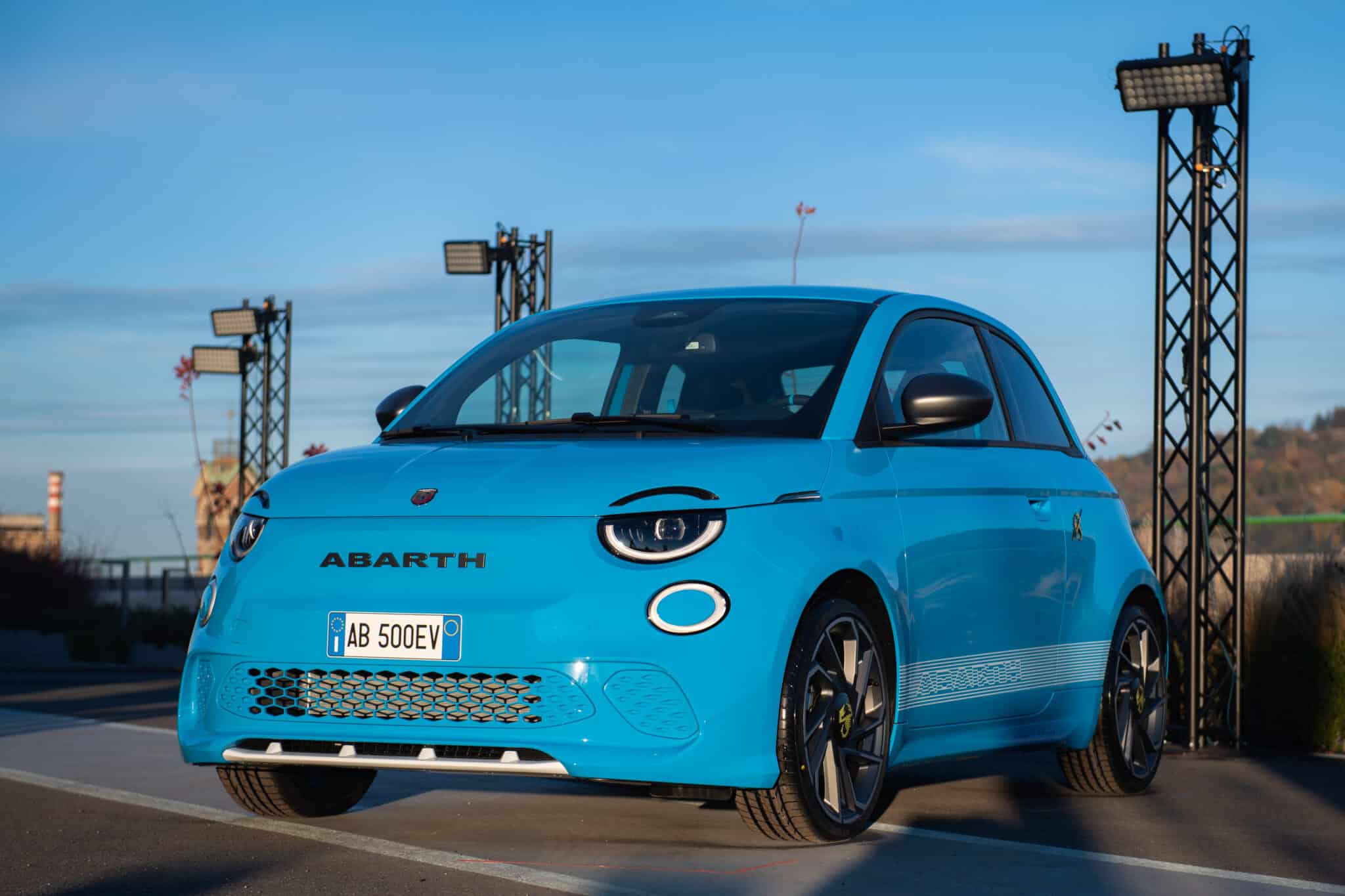 Nuova Abarth 500e elettrica 2023 in tinta Poison BlueCredits: Stellantis