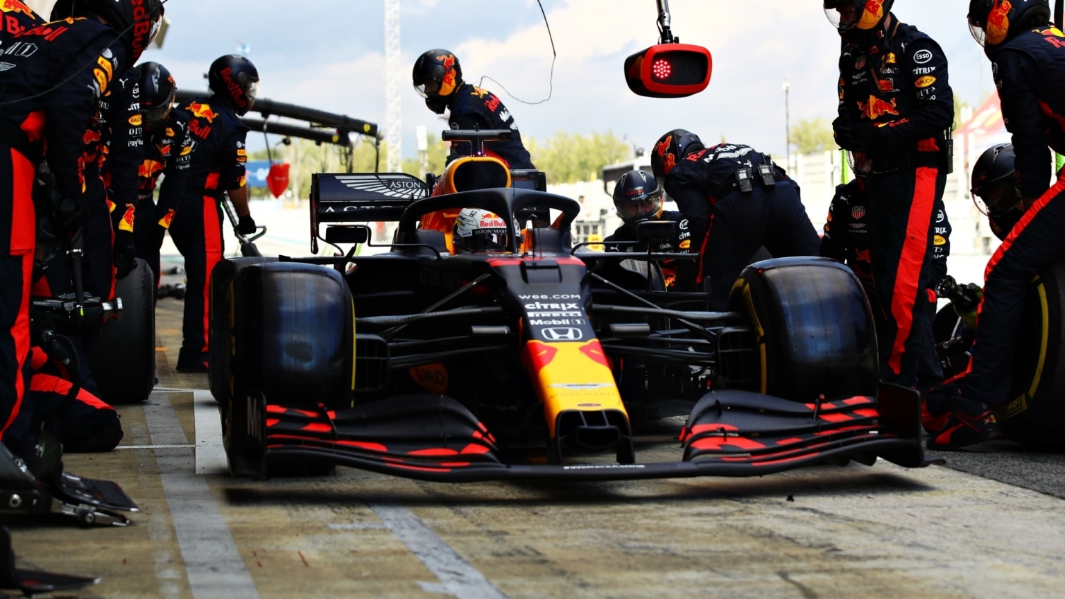 Una delle monoposto F1 Red Bull, in cui si nota lo schema a triangoli della sospensione push rod. Credit: formula1.com