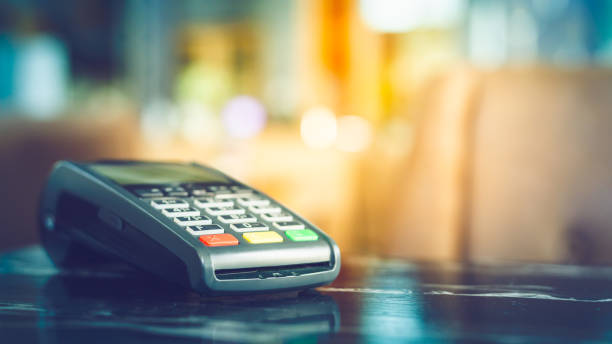 primo passo della macchina per carte di credito - pos foto e immagini stock