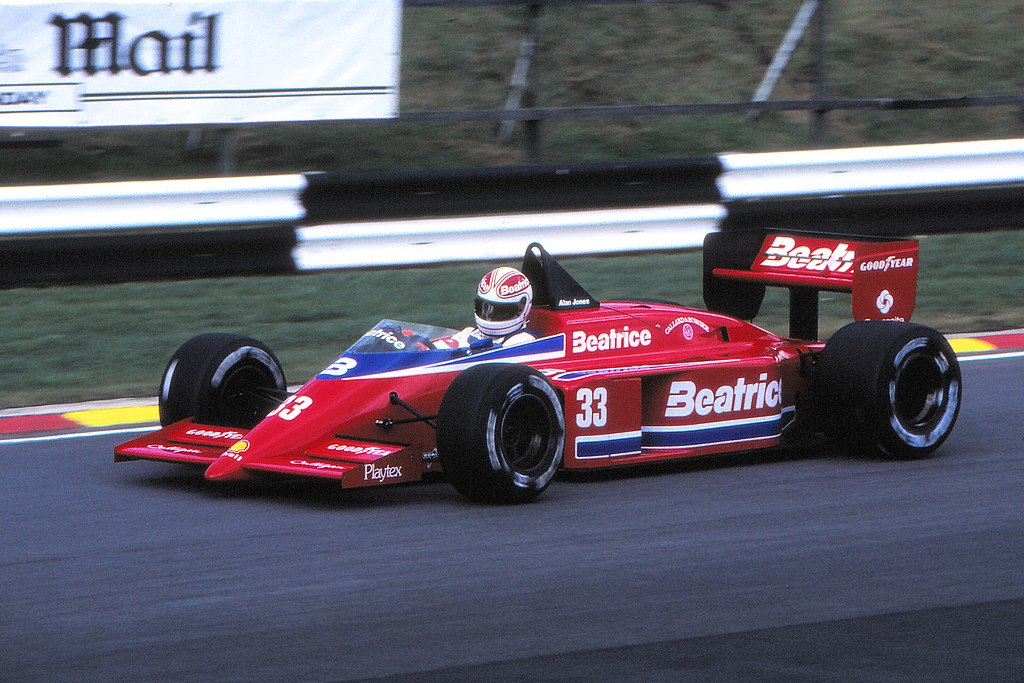 Alan Jones alla guida della Haas Lola THL1. Credit: it.wikipedia.org