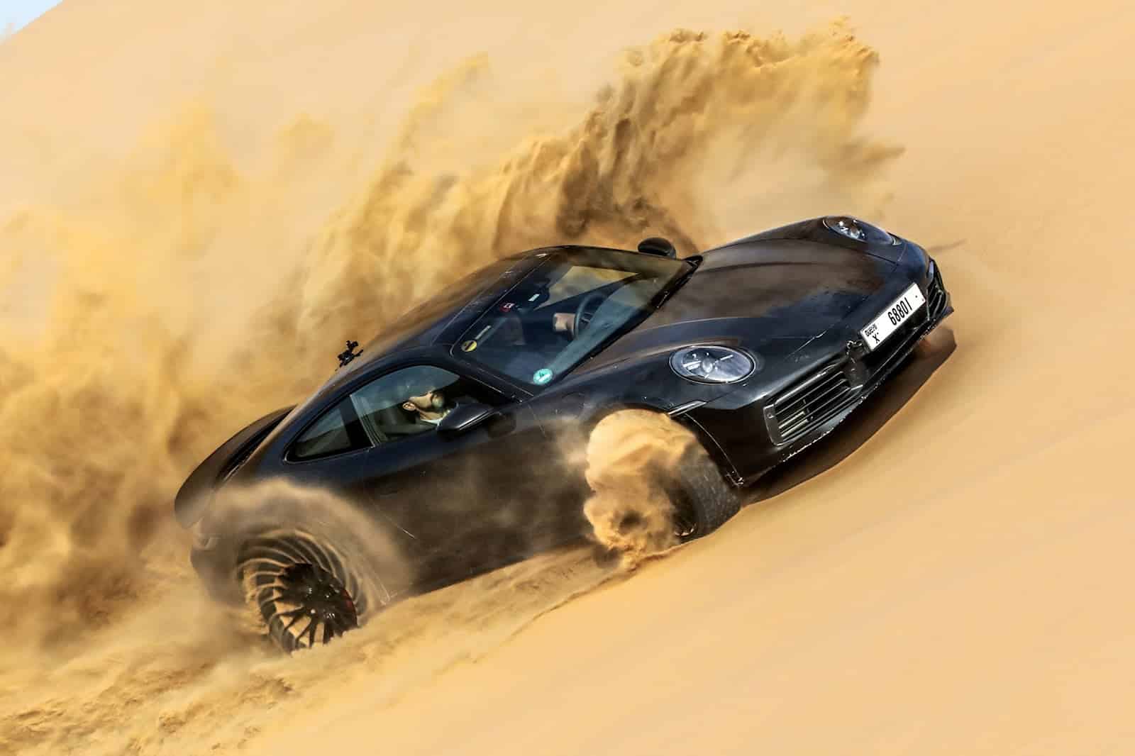 La 911 Dakar in azione nel deserto
