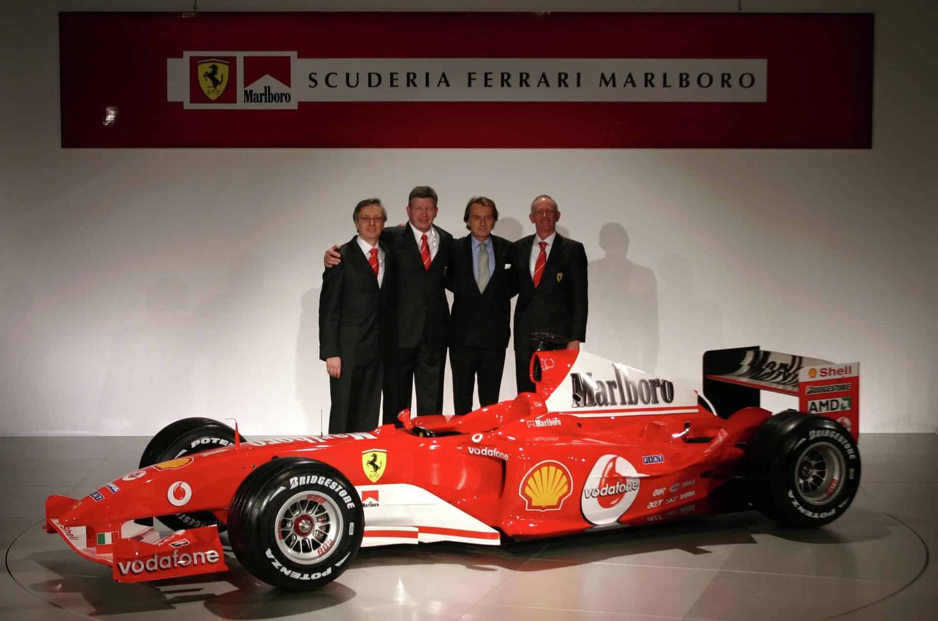 Ross Brawn con Luca Cordero di Montezemolo dietro l'F2002. Credit: ferrari.com