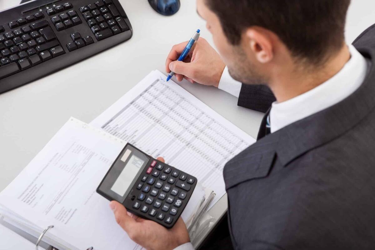 Assicurazione professionale Commercialista: è obbligatoria? - Successful accountant working with financial data in the office