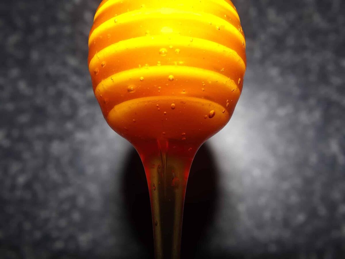 Perché l’acqua scorre più facilmente del miele? La viscosità dei fluidi spiegata - 