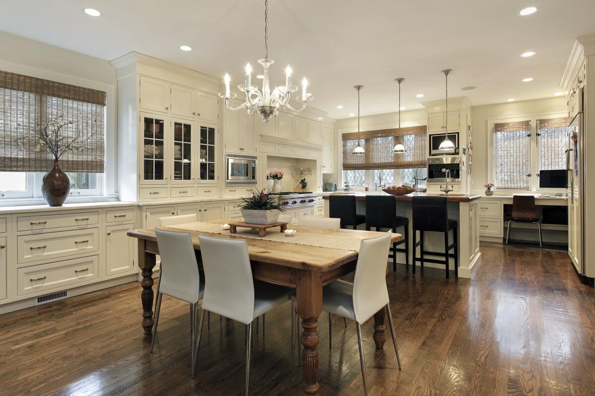 Guida ad una scelta efficiente per l'illuminazione in casa - Kitchen in luxury home with white cabinetry