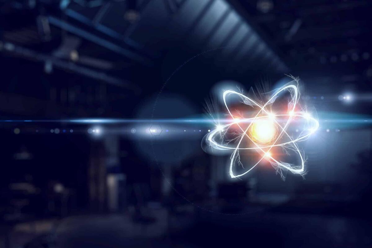 Fusione nucleare: ecco l'annuncio epocale dagli USA - Atom molecule in dark interior as science concept. 3d rendering