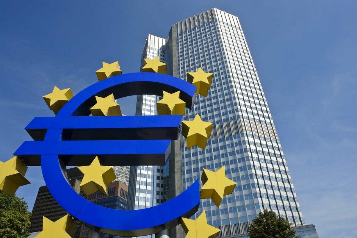 MES: cos'è, come funziona, utilità e rischi - ECB administrative building with the well known sculpture of the European currency unit.