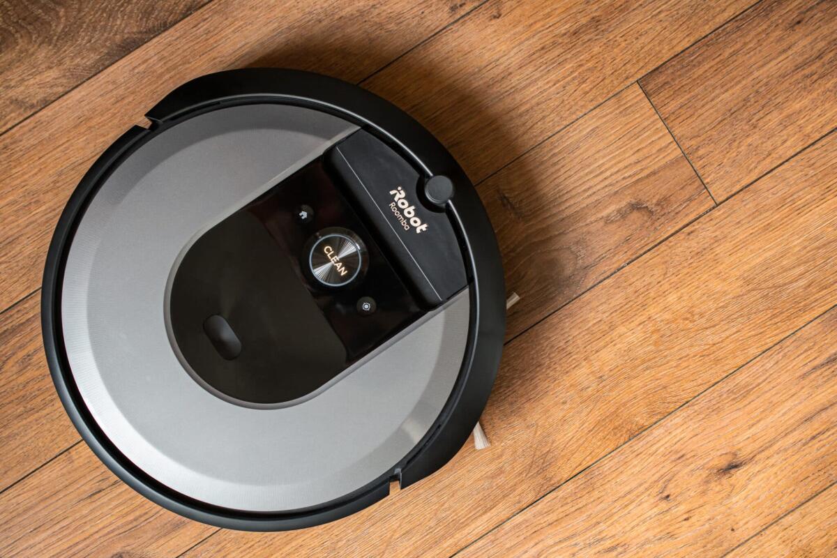 iRobot Roomba vìola la privacy degli utenti, le foto sul web - Vilnius, Lithuania -May 05 2021: iRobot Roomba i7 robot vacuum cleaner on a wooden floor, illustrative editorial.