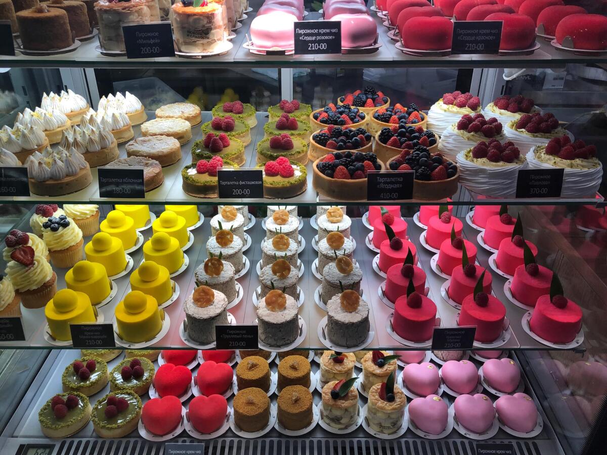 Allestire una pasticceria: i nostri consigli - colorful cakes in the shop window