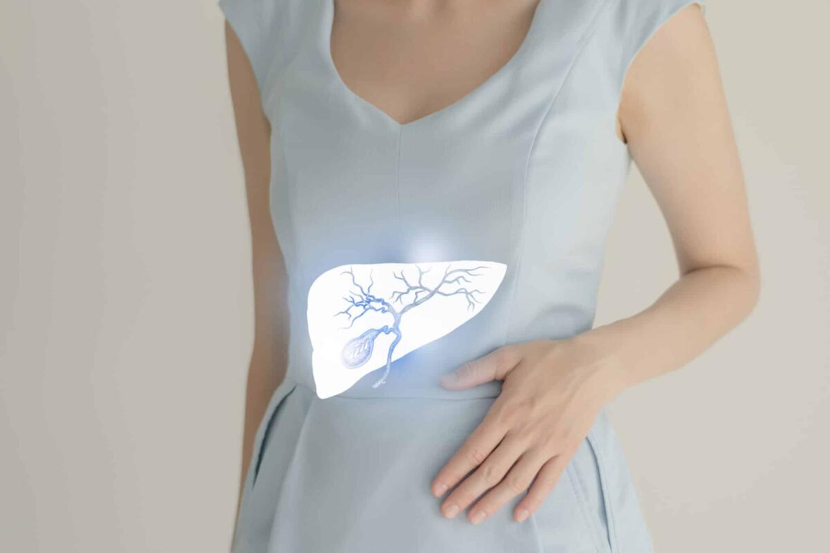 Tumore al fegato: uno studio potrebbe fermare la metastasi - Unrecognizable female patient in blue clothes, highlighted handrawn gall bladder in hands. Human digestive system issues concept.
