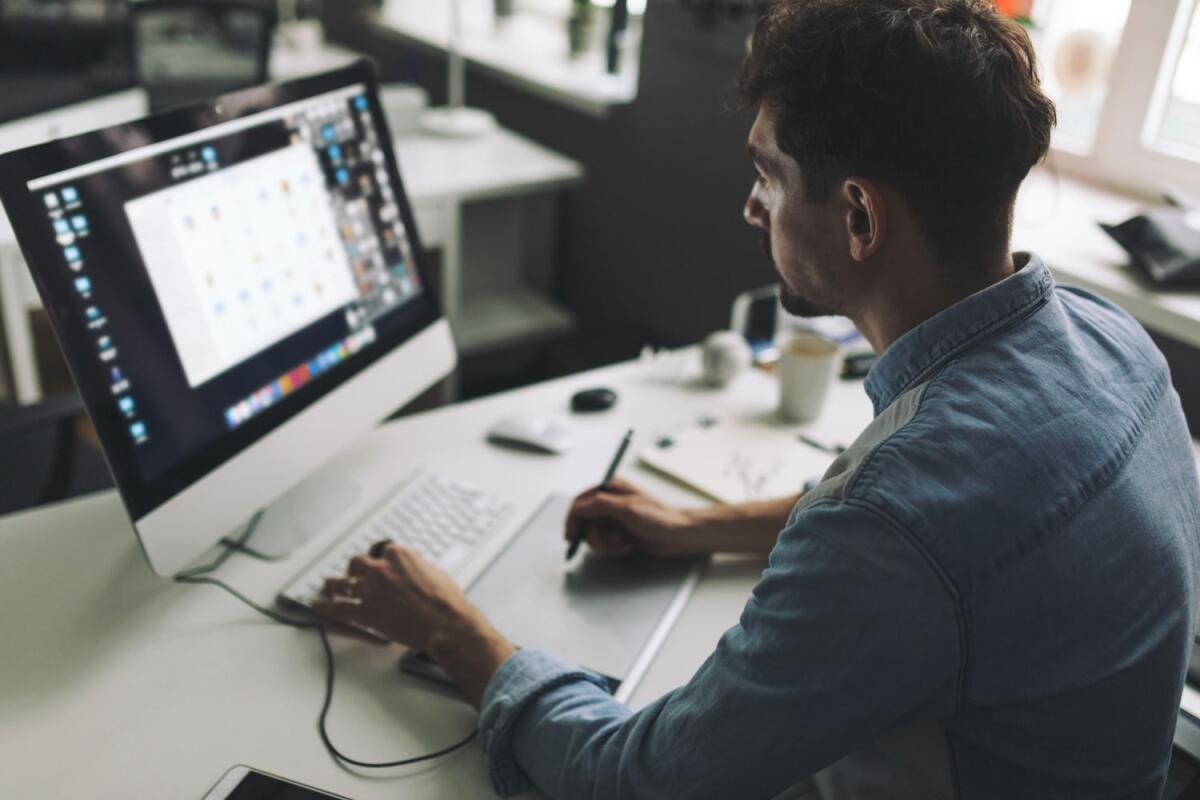 Qual è la posizione da tenere quando si è di fronte al monitor? - monitor