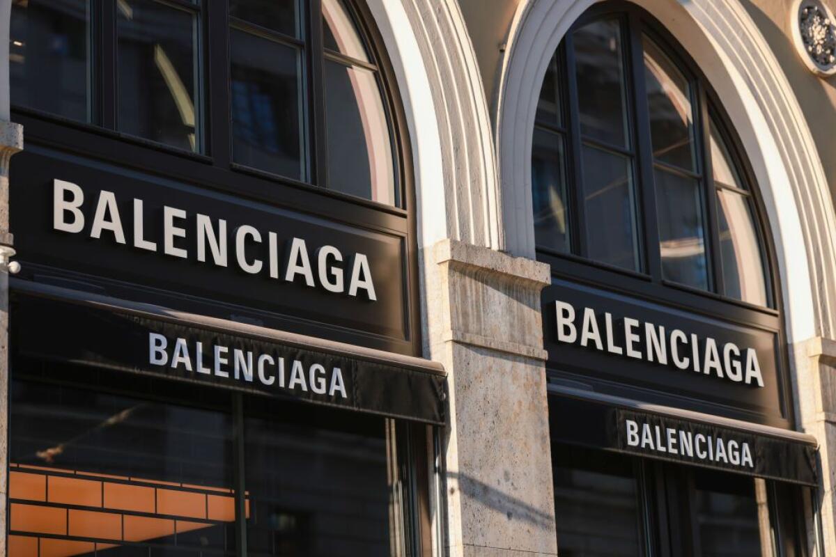 Balenciaga nel mirino: ecco cosa sta succedendo - 