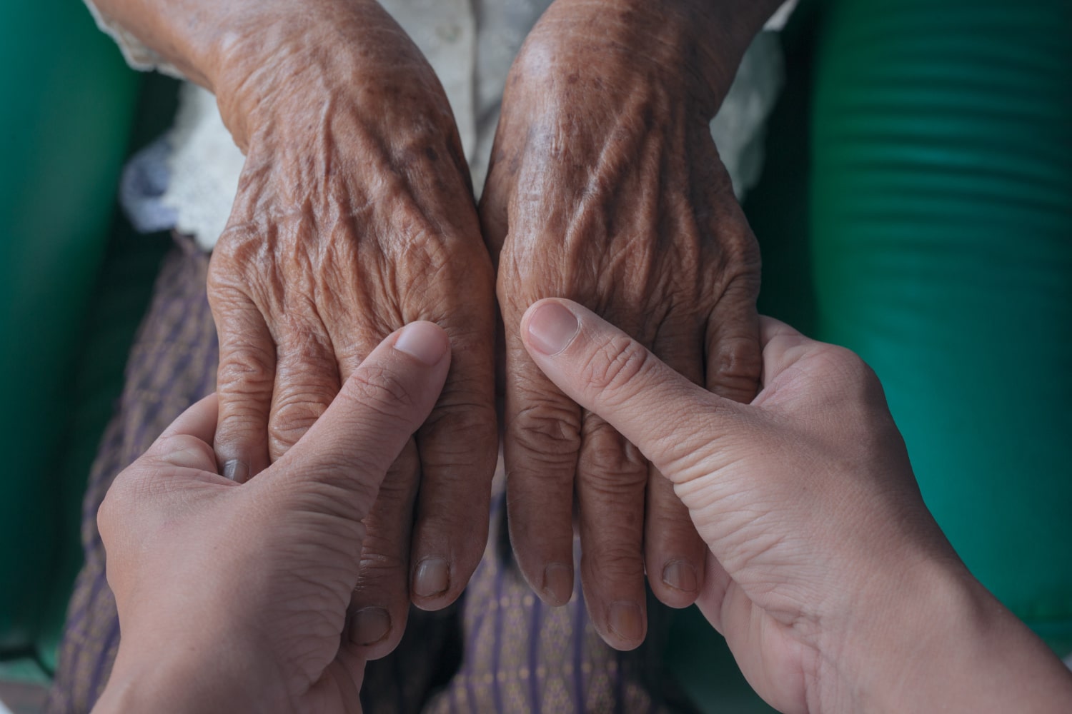 L'artrite reumatoide o gli incidenti possono portare all'inflessibilità delle articolazioni della mano e creare disagi negli individui colpiti.